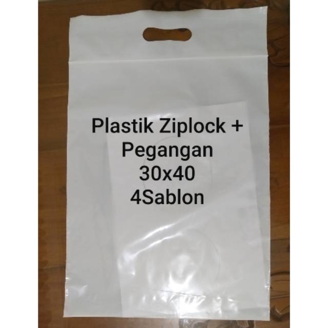 

Plastik Ziplock + Pegangan + Sablon 1 sisi 1 warna, tersedia warna putih susu dan hitam