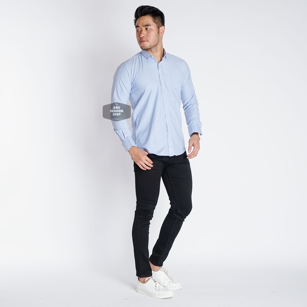 Kemeja Pria Lengan Panjang Polos Biru Muda Soft Blue Oxford Kerja Cowok Casual Slimfit EightNineTeen