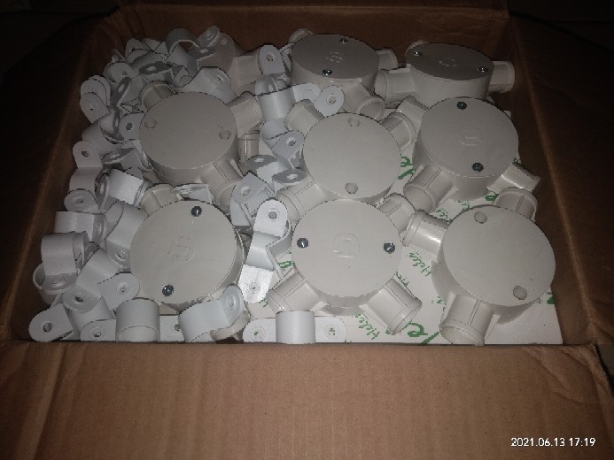 Klem Pipa Conduit 20mm / Klem Pipa Listrik