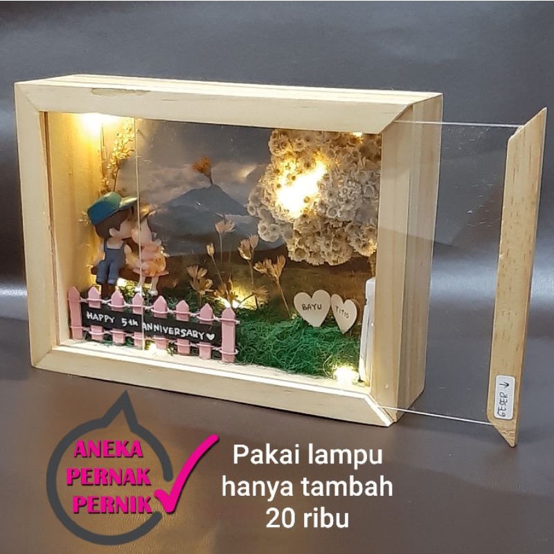 Kado Romantis Pasangan dalam Kotak Kayu Tutup Akrilik