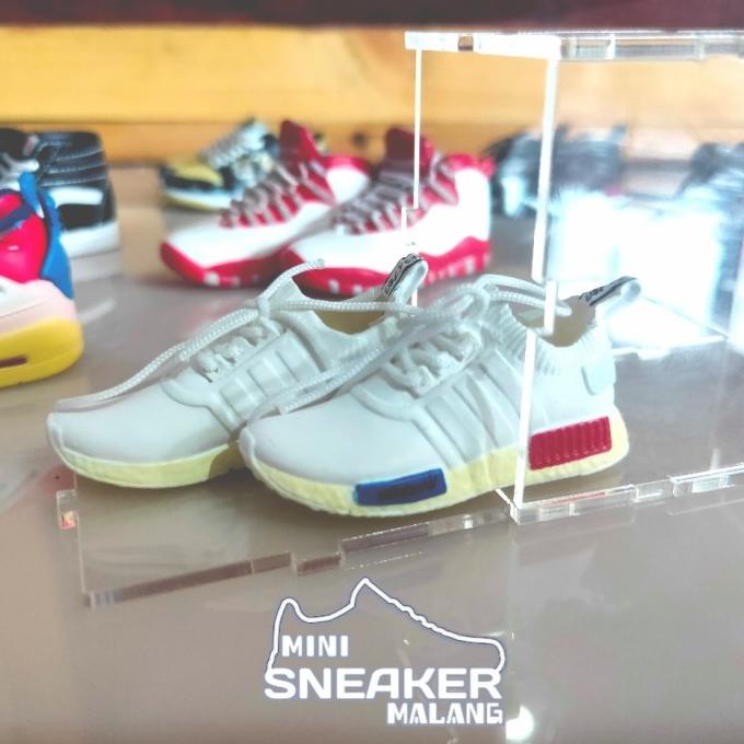 populer] MINI SNEAKERS 3D ADIDAS NMD R1 OG WHITE KEYCHAIN FIGURE 1/6