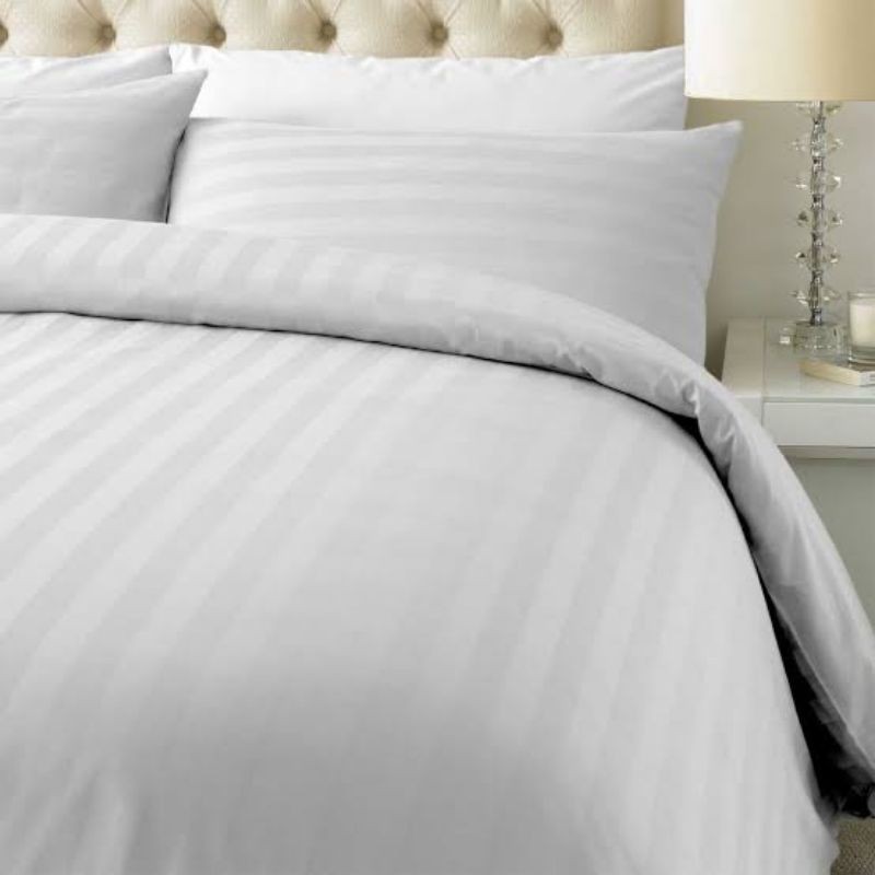 Duvet Cover Motif Garis Polos dan Kotak Putih ex Hotel