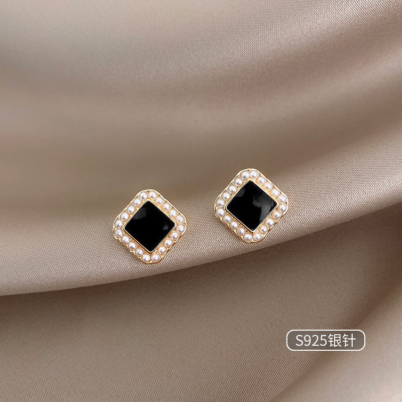 Anting Mutiara Bentuk Kotak Warna Hitam Gaya Retro Korea