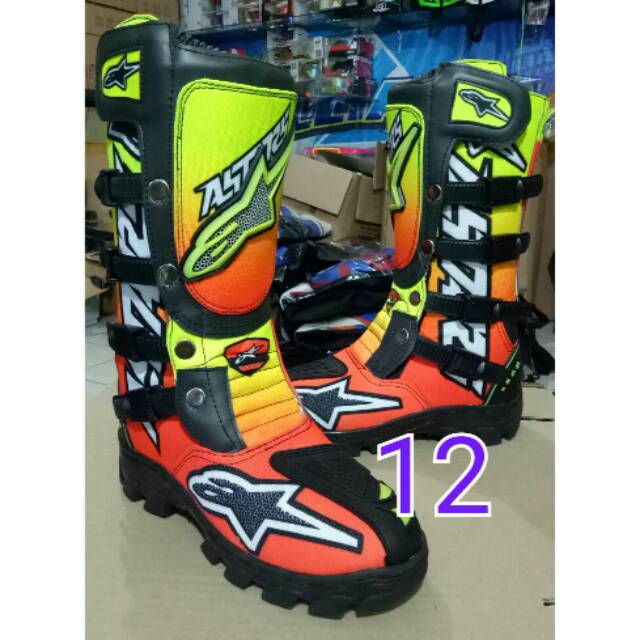 Sepatu cross trail #12 print motif