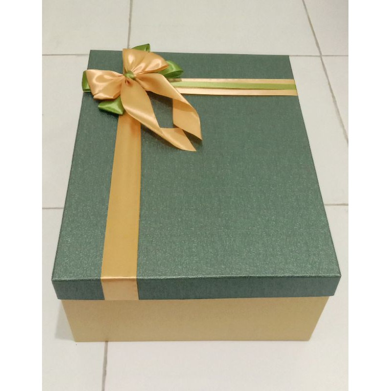 

Kotak kado / Gift box besar ukuran 40 x 30 x 15 cm dan 42 x 30 x 15 cm
