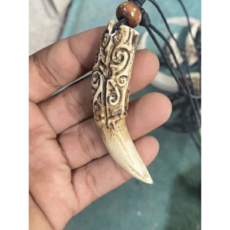 Kalung Etnik Bandul Taring Macan Ukir Dayak Kalimantan Replika