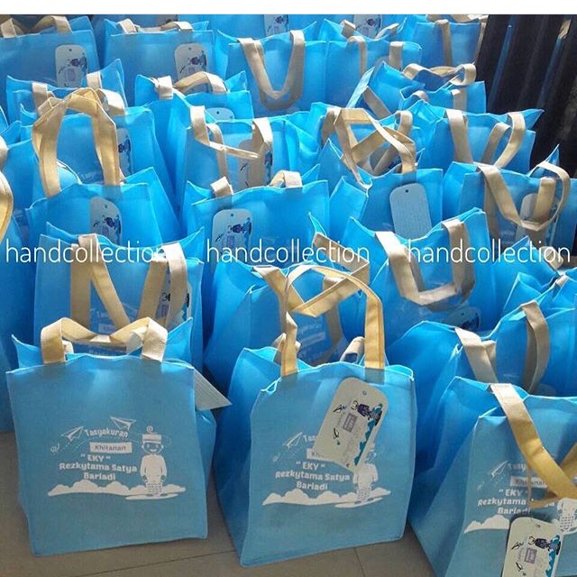 Tas kotak nasi dengan kartu ucapan