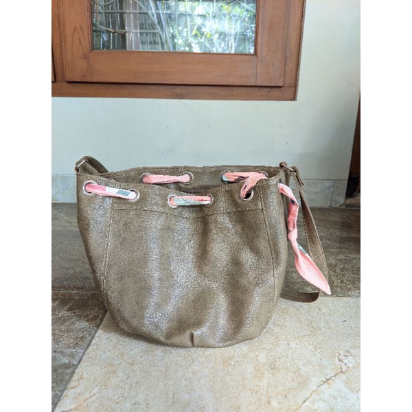 preloved tas serut kulit bukan stradivarius