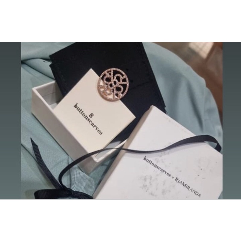 Brooch Buttonscarves x Ria miranda