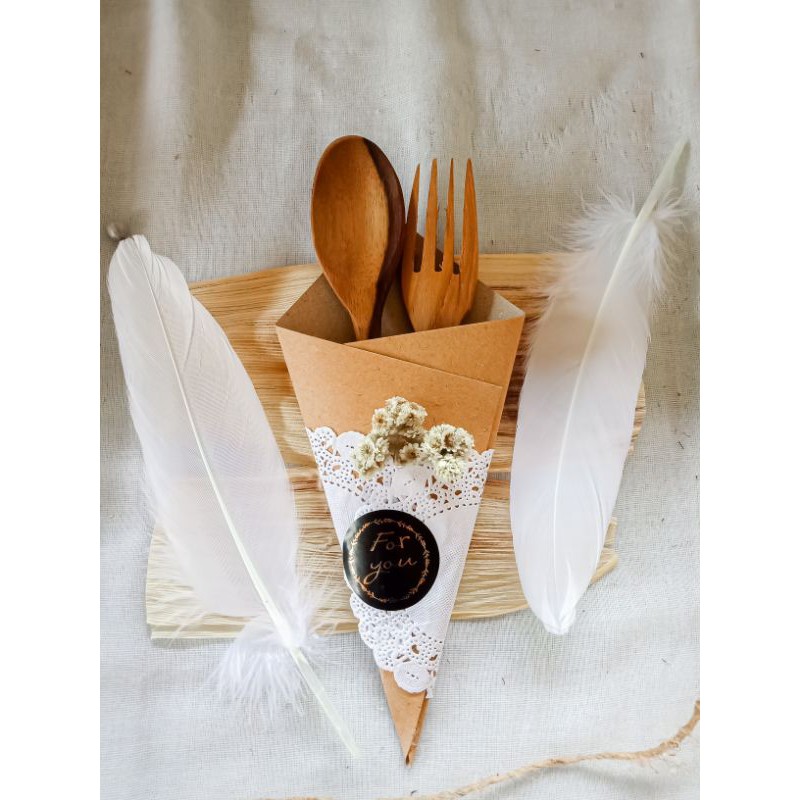 Souvenir set sendok + garpu kayu bungkus segitiga