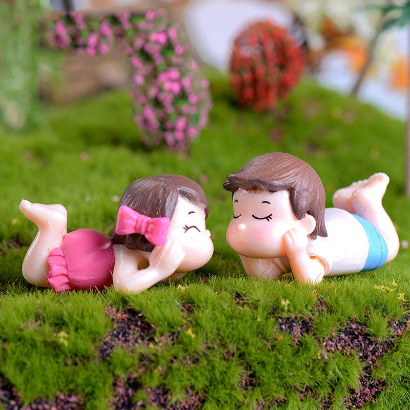 【Theredsunrisesiwy.id】1 pair Mini lying Couples Dolls Garden Miniatures Figurine DIY Micro Landscape