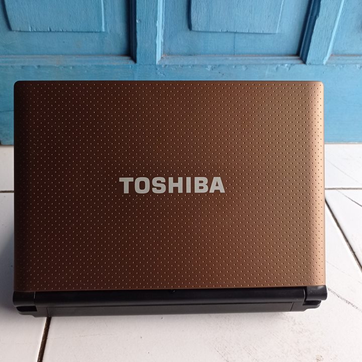 Toshiba NB520 Coklat 10 inch RAM 2GB Windows 7 Notebook Second bekas