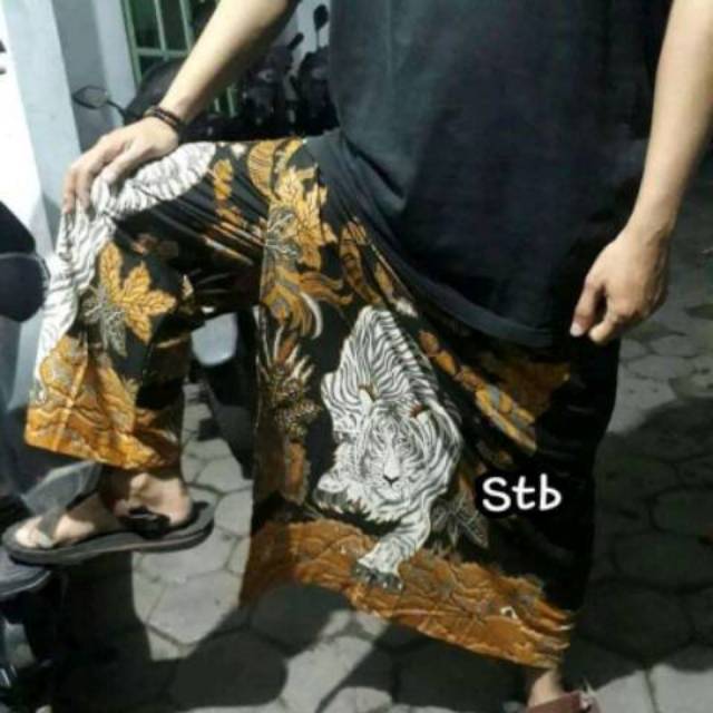 Celana sarung macan putih