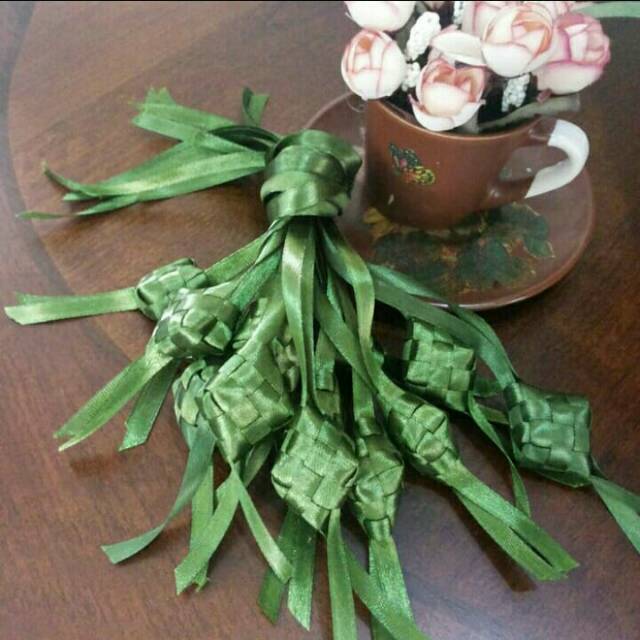 

Ketupat Hias Lebaran Pita Satin Hijau Lumut Ukuran pita 0,6 cm (minimal pembelian 1 lusin)