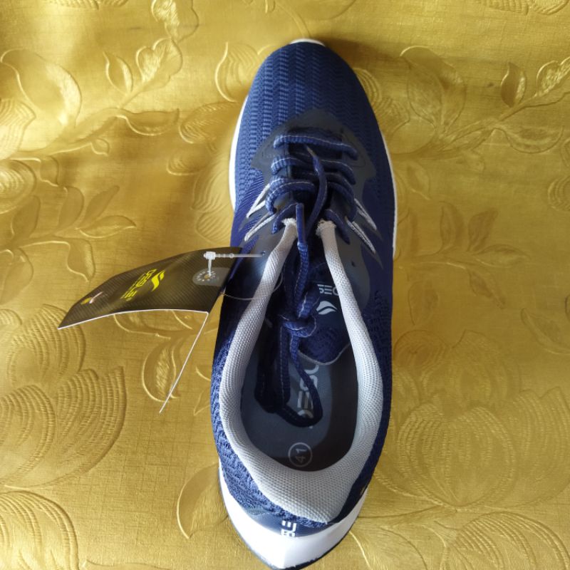 sepatu running desle