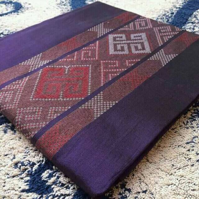Kain tenun ikat jepara bahan tebal dan nyaman di pakai.panjang 3 meter lebar 120 cm