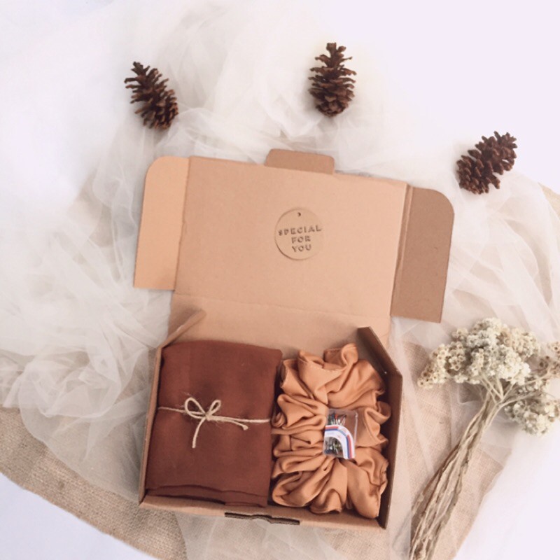 

Hampers Hijab / ulang tahun / graduation