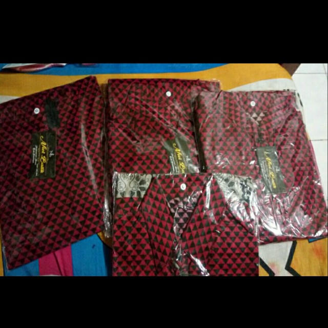 Couple Batik Keluarga Motif Gunung Merah Terhits Masa Kini