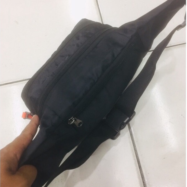 tas slingbag atau tas pinggang pria bahan parasit impor banyak sleting penyimpanan #tas #taspinggang #tasslimgbag #taskeren