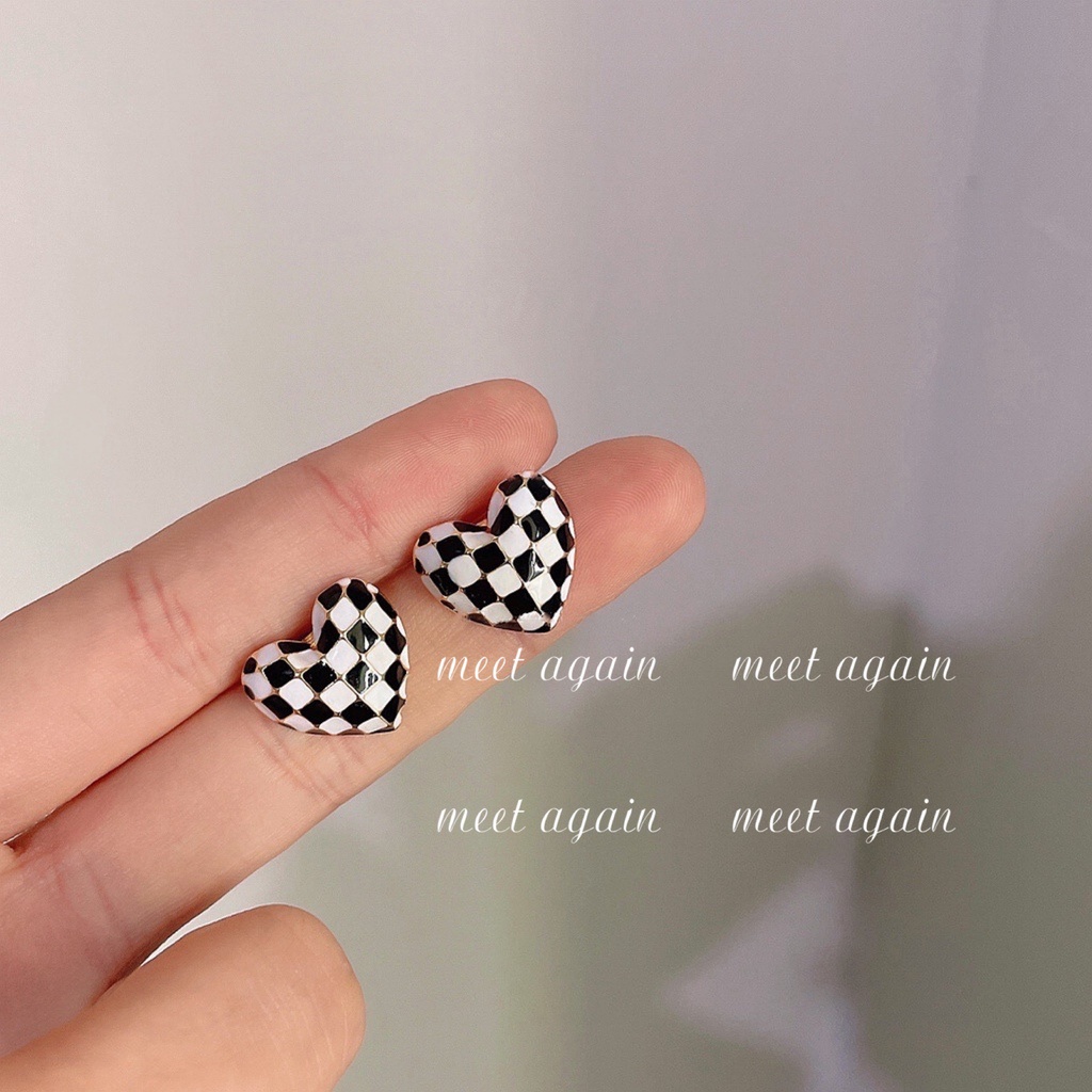 Anting Desain Hati Motif Kotak-Kotak Warna Hitam Dan Putih Gaya Korea