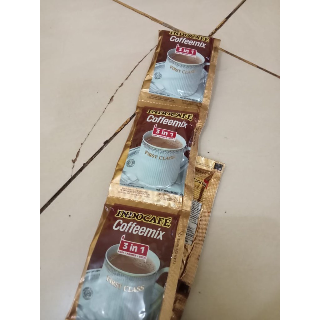 

Indocafe kopi susu sachet renceng plastik cokelat manis enak lezat pagi sarapan kuli bapak kerja lem