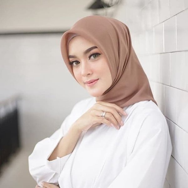 HIJAB BELLA SQUARE JAHIT TEPI / SEGIEMPAT BELLA SQUARE POLYCOTTON