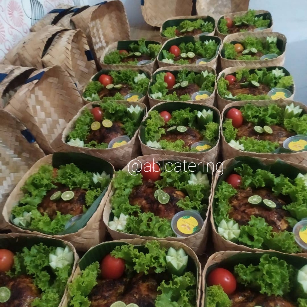 

Hampers Besek Natal 2022 / Bingkisan / Parcel Ayam Goreng 1 Ekor Enak /Hampers Ramadhan / Idul Fitri