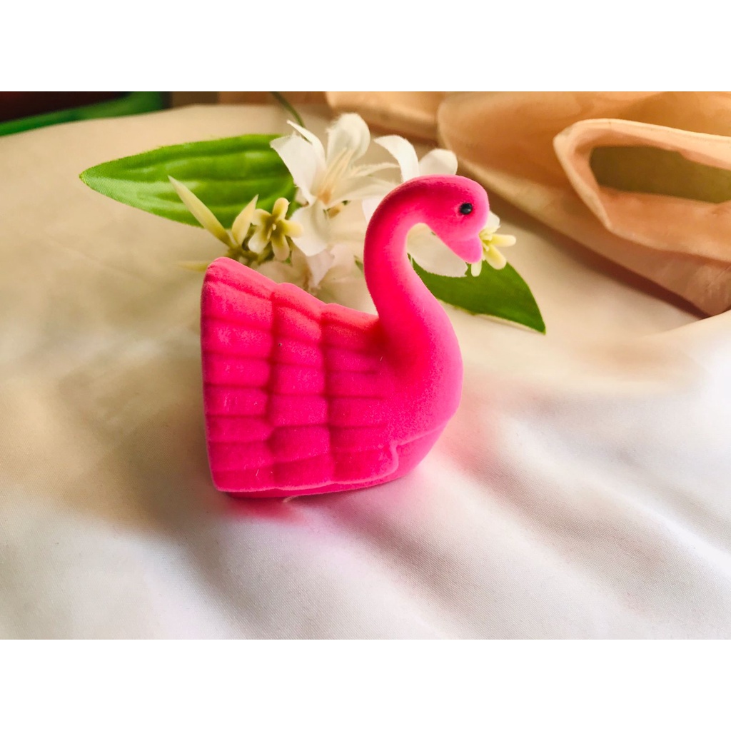 

Kotak Cincin Karakter Angsa Pink