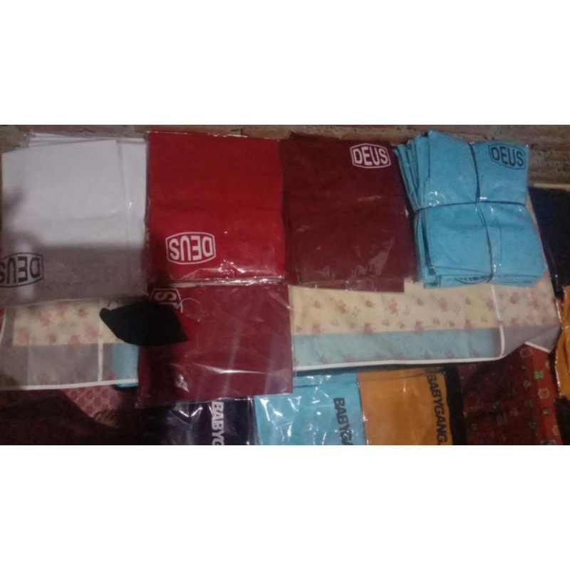 kaos Deus dan baby gang