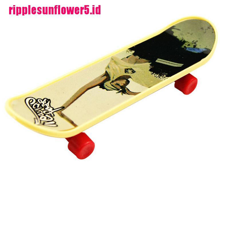 1pc Mainan Skateboard Jari Mini 3.7 &quot;Untuk Anak Laki-Laki / Perempuan