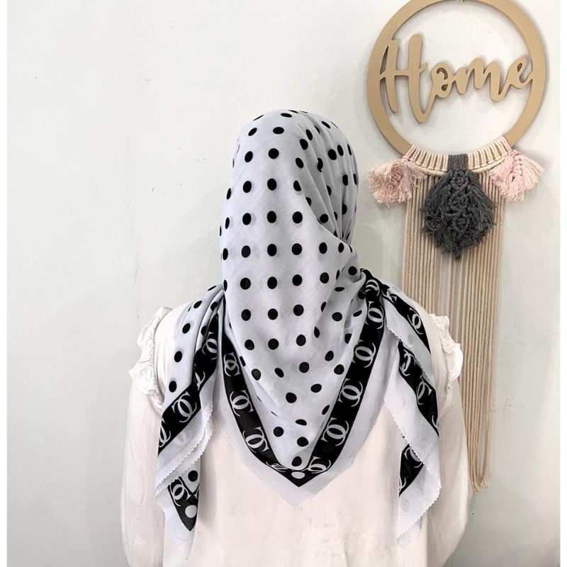 HIJAB SEGIEMPAT VOAL MOTIF POLKADOT