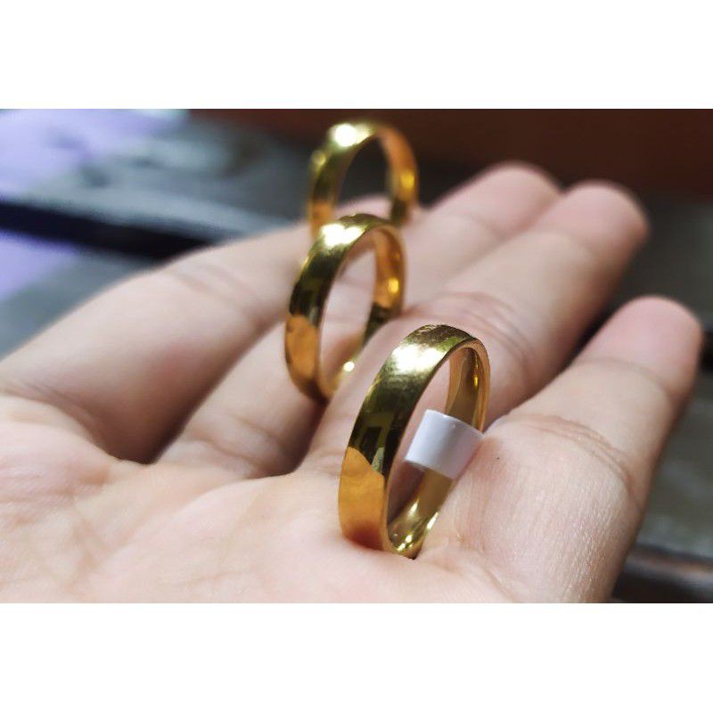 cincin titanium berlapis emas kualitas tinggi serta anti karat dan anti luntur/cincin pernikahan