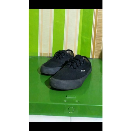 SEPATU SECOND VANS AUTHENTIC FULLBLACK size38