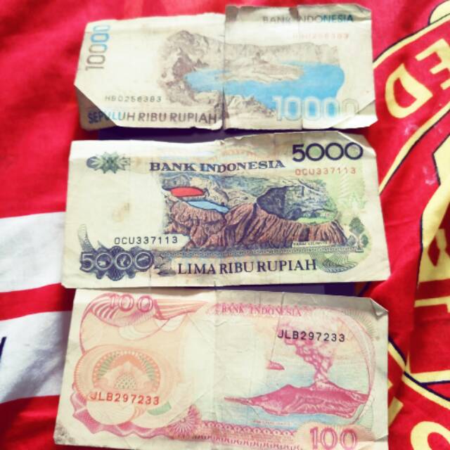 Uang kuno rp 100.00 Rp 5000.00 dan Rp 10000