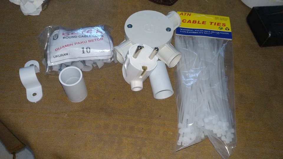 Klem Pipa Conduit 20mm / Klem Pipa Listrik