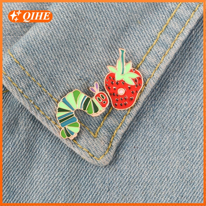 Bros Pin Enamel Bentuk Kartun Serangga Strawberry Cacing Untuk Teman