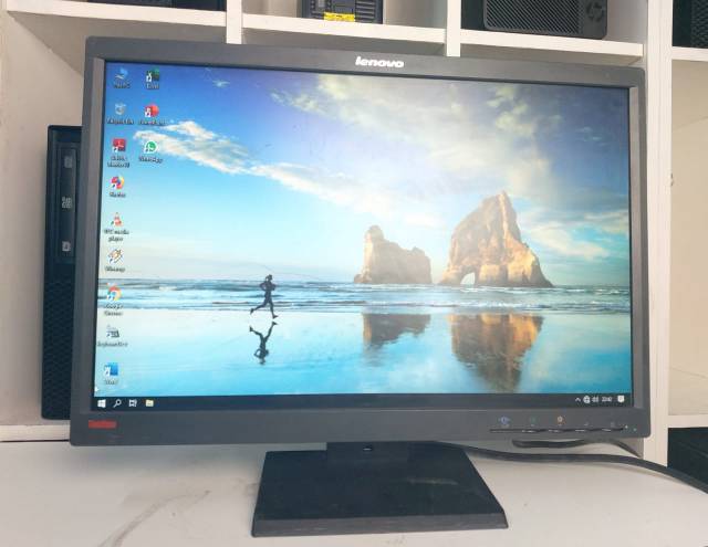 Monitor LCD LENOVO L2250PWD Minus layar bared Tombol normal siap pakai