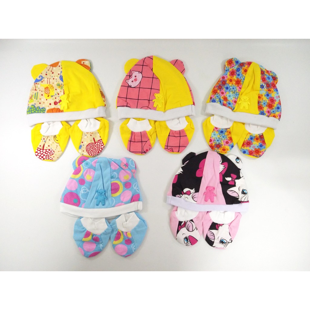 Topi Set dan Kaos kaki Bayi Motif