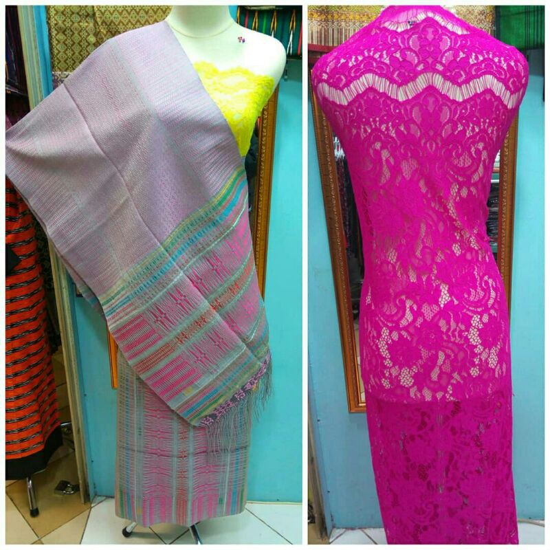 Satu set tumtuman tenun tarutung dan kebaya