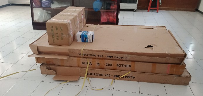 Lamari Arsip Kombinasi Kaca Dan Plat Besi Pintu Kupu