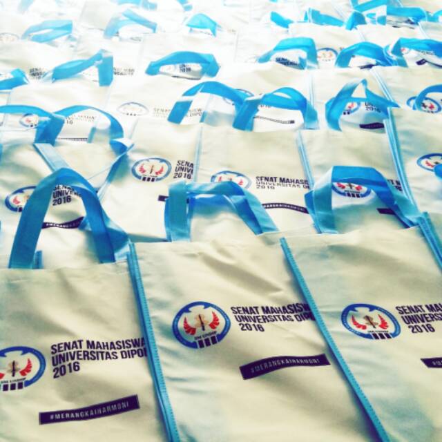 

Tas goodie bag kenang-kenangan seminarkit untuk kampus dan perusahaan. Souvenir pernikahan pengajian