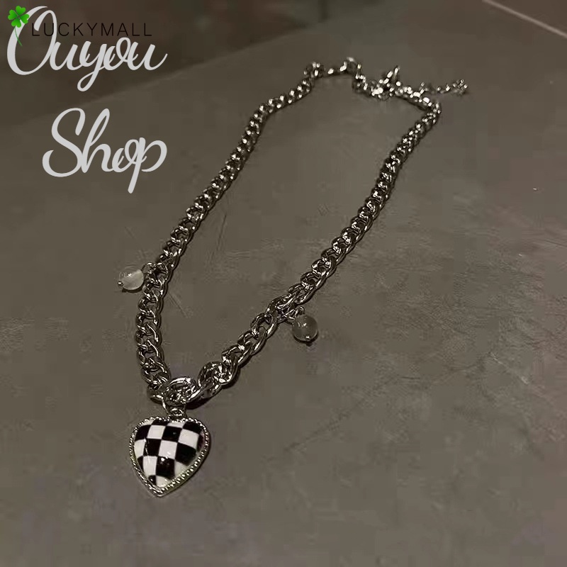 Kalung Rantai Liontin Papan Catur Aksen Kristal Warna Silver Gaya Vintage Untuk Wanita