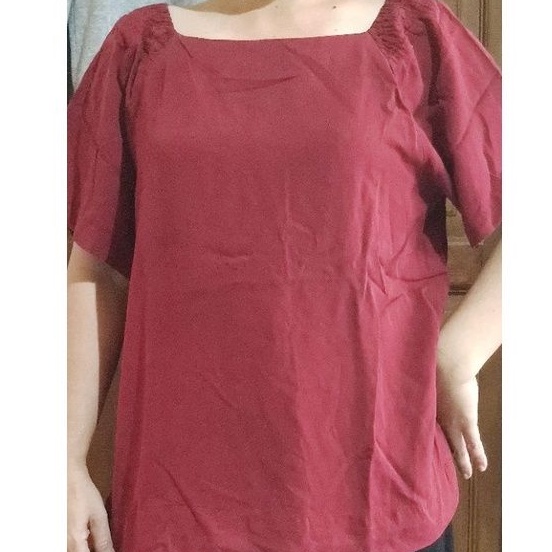 baju kaos merah maroon