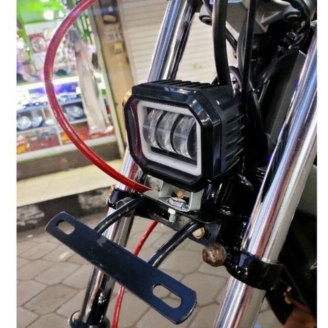 Lampu Tembak Kotak Daymaker 3 Mata Plus Dudukan Lampu