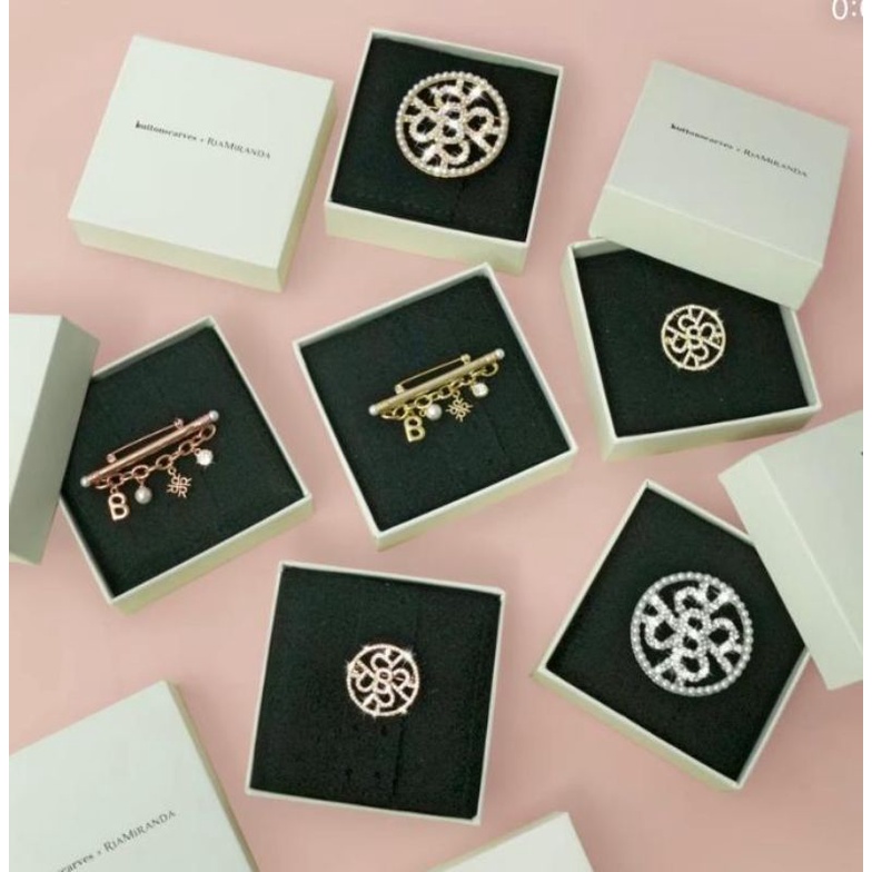 READY Xanadu Brooch Buttonscarves Ria Miranda