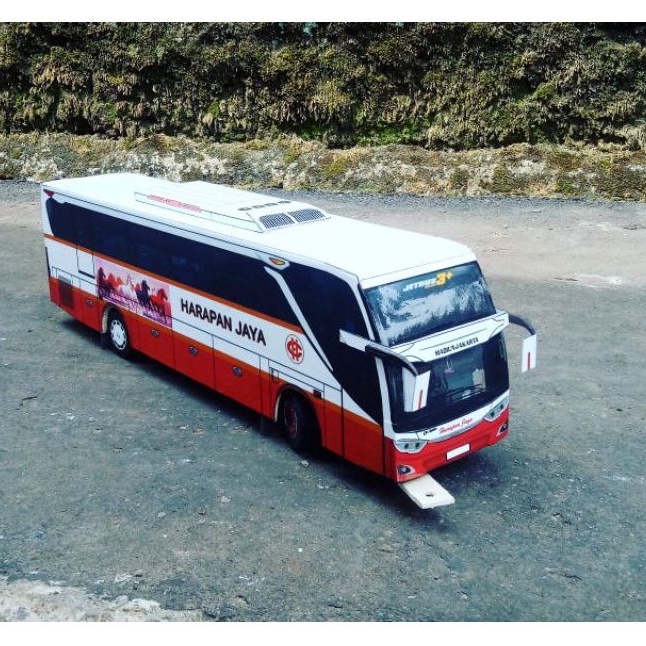Mainan miniatur bus harapan jaya