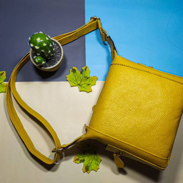 Tas kulit papirut kuning