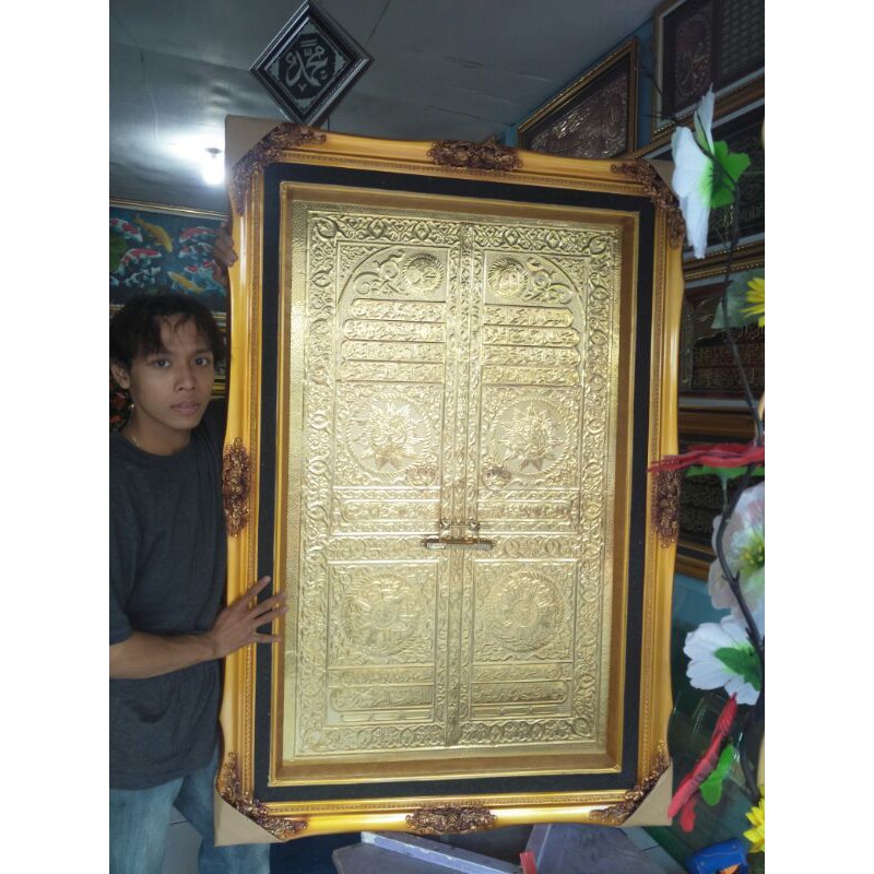Kaligrafi kuningan timbul pintu kabah