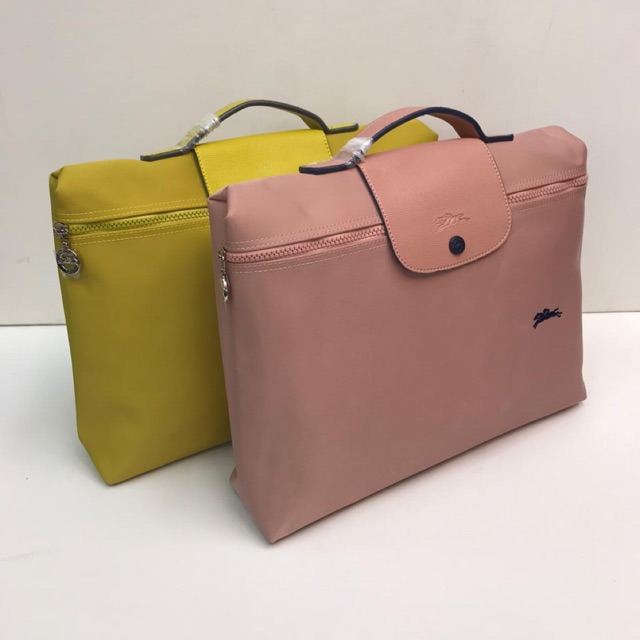 

POUCH CLUB DOCUMENT FOLDER MULTIFUNGSI