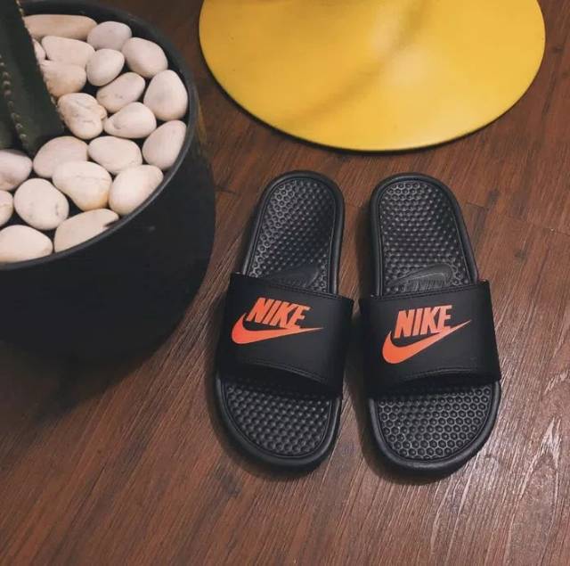 Sandal Nike Benassi Swoosh